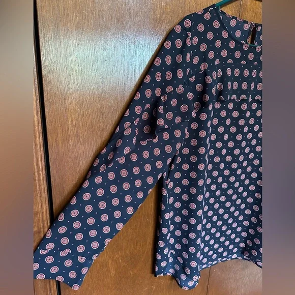 ✅ 3 for $25 - Banana Republic Navy Blue and Red Patterned Blouse with ruffle - Picture 7 of 11